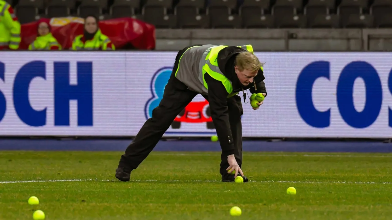 جماهير هيرتا برلين ألقت كرات التنس لإيقاف المباراة (إكس)