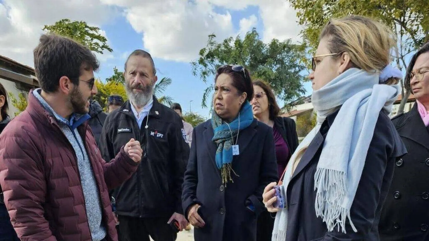 المبعوثة الأممية لشؤون العنف الجنسي (الثانية من اليمين) خلال جولة في غلاف غزة (الخارجية الإسرائيلية)