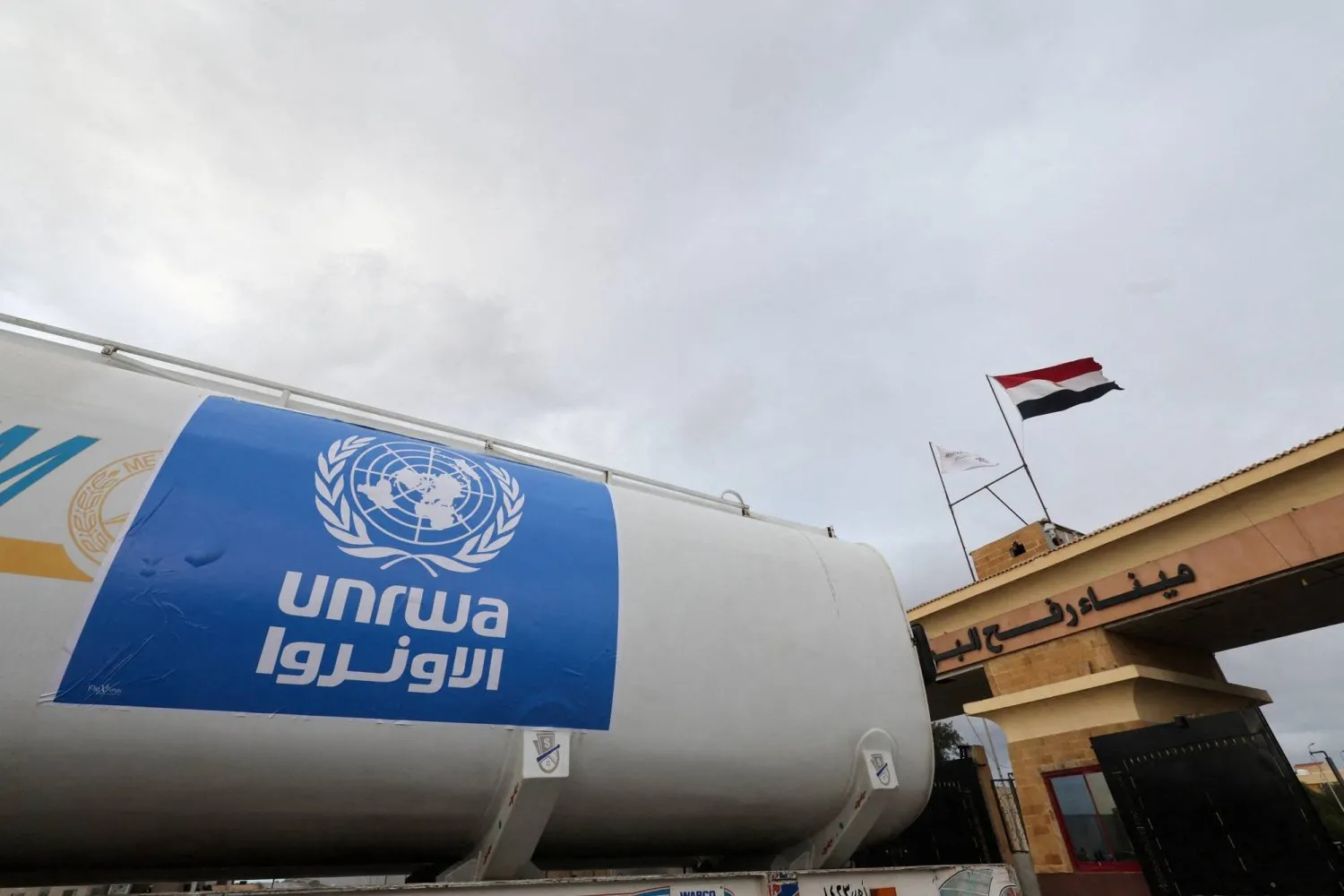 UNRWA logosunu taşıyan bir kamyon, Mısır ile Gazze Şeridi arasındaki Refah sınır kapısına doğru yola çıktı (Reuters)