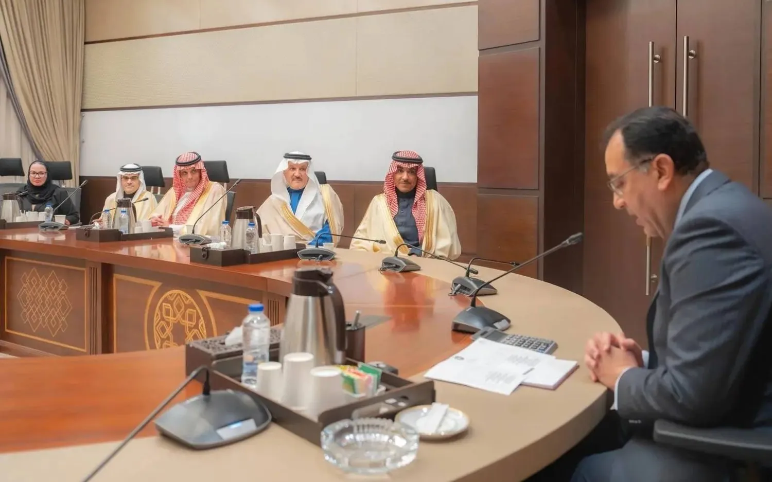 الدكتور مصطفى مدبولي رئيس الوزراء المصري يستقبل سلمان الدوسري وزير الإعلام السعودي والوفد المرافق (واس)