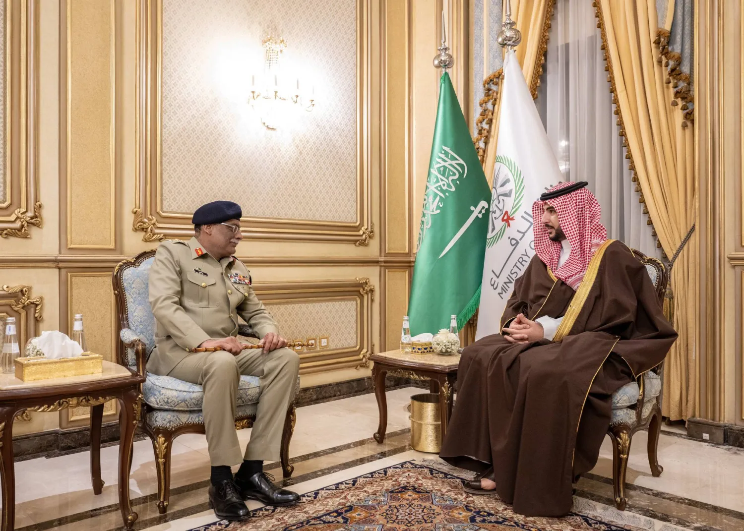 الأمير خالد بن سلمان خلال لقائه الفريق الأول ساهر شمشاد في مكتبه بالرياض (واس)