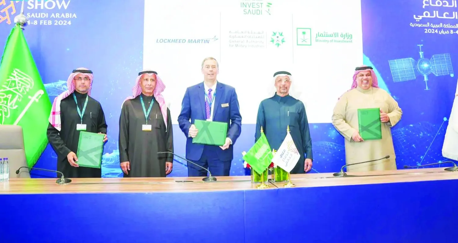 
وزير الاستثمار السعودي المهندس خالد الفالح (الثاني من اليمين) ومحافظ الهيئة العامة للصناعات العسكرية المهندس أحمد العوهلي (الثاني من اليسار) خلال توقيع الاتفاقات (الشرق الأوسط)