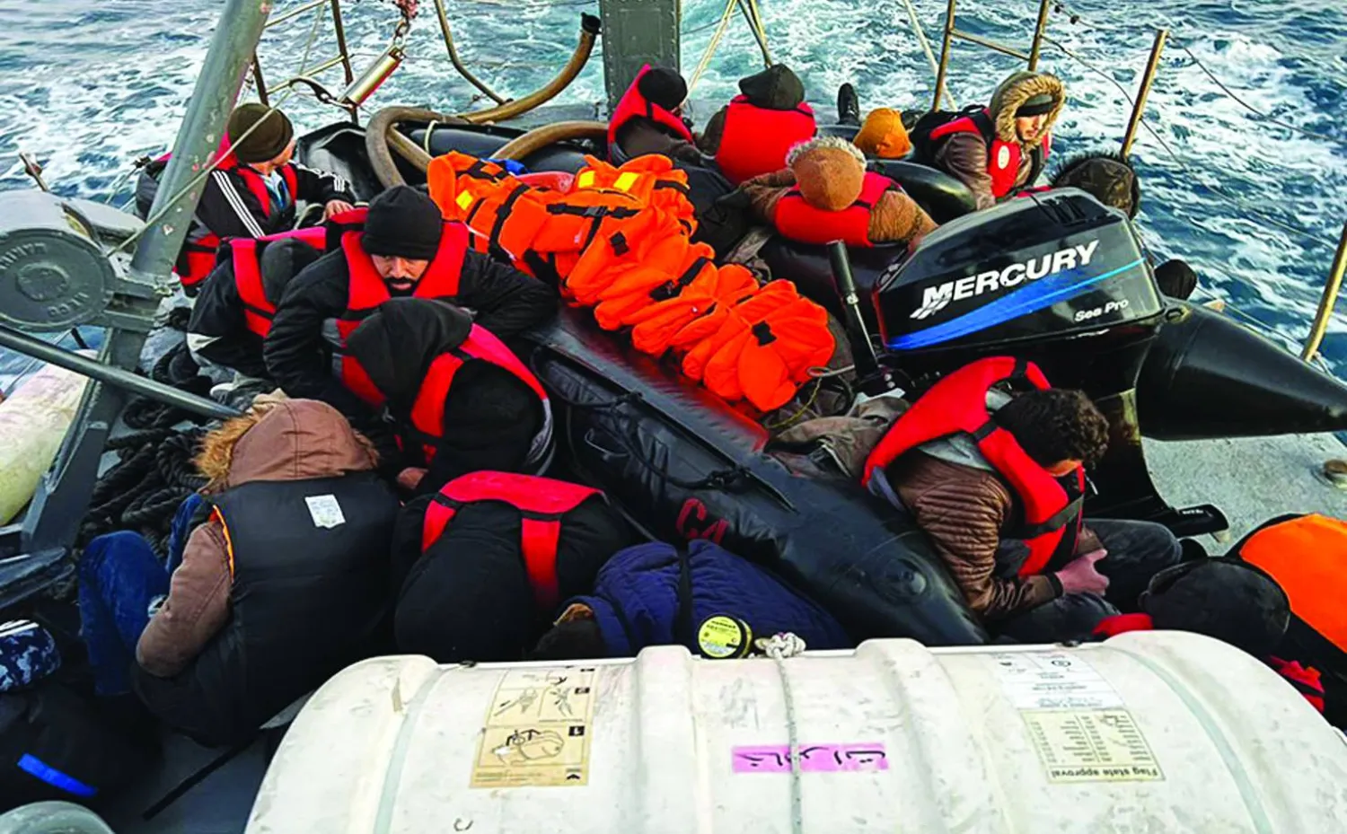 مهاجرون عبر البحر أنقذتهم بحرية الجيش اللبناني في ديسمبر 2023 (الجيش اللبناني)