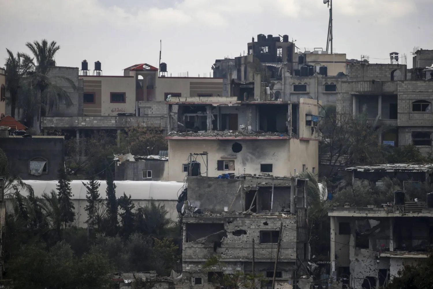 منازل مدمرة خلال العملية العسكرية الإسرائيلية في خان يونس جنوب قطاع غزة (إ.ب.أ)