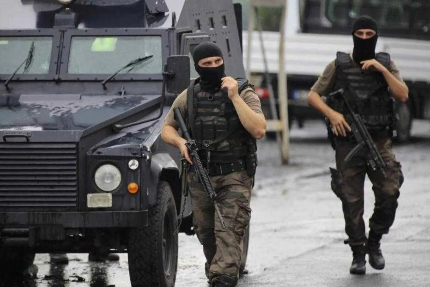 File photo: Two members of the police special forces patrol outside a police station after an attack in Istanbul, Türkiye, August 10, 2015. REUTERS/Huseyin Aldemir