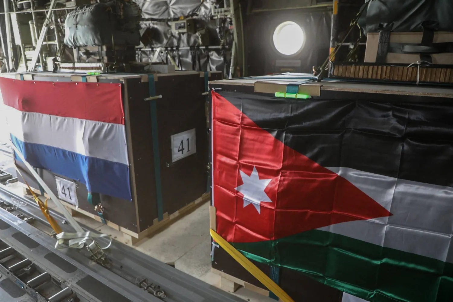 صورة نشرها المكتب الإعلامي للقوات المسلحة الأردنية تظهر صناديق المساعدات الإنسانية المقدّمة من الأردن وهولندا محمّلة على طائرة عسكرية قبل إسقاطها جواً فوق المستشفى الميداني الأردني في قطاع غزة (أ.ف.ب)