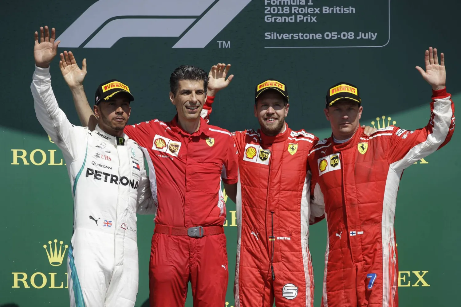 هاميلتون برفقة فريق فيراري (أ.ب)