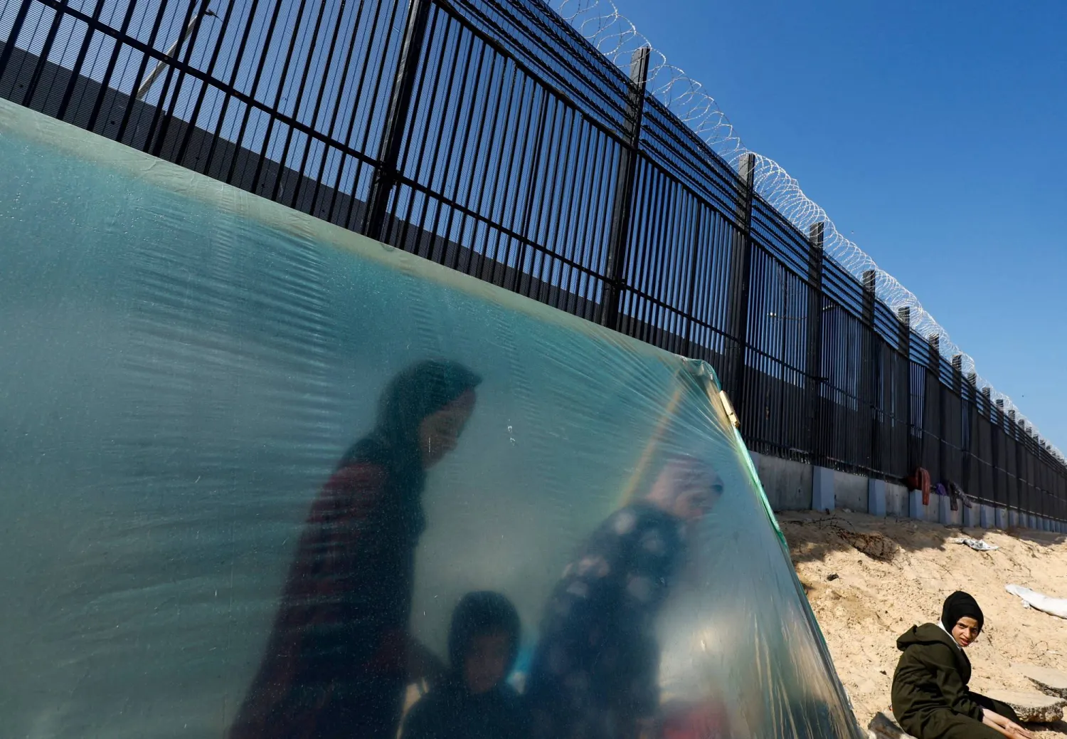 فلسطينيون نازحون من غزة إلى مدينة رفح بالقرب من الحدود المصرية (رويترز)