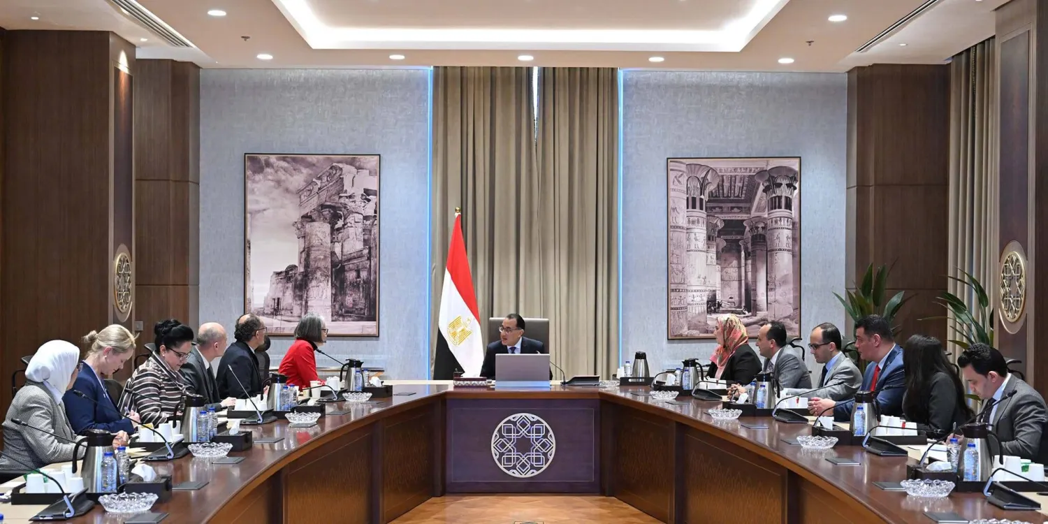 مدبولي خلال مباحثاته مع رئيسة الاتحاد الدولي لجمعيات «الصليب الأحمر» و«الهلال الأحمر» في القاهرة (مجلس الوزراء المصري)