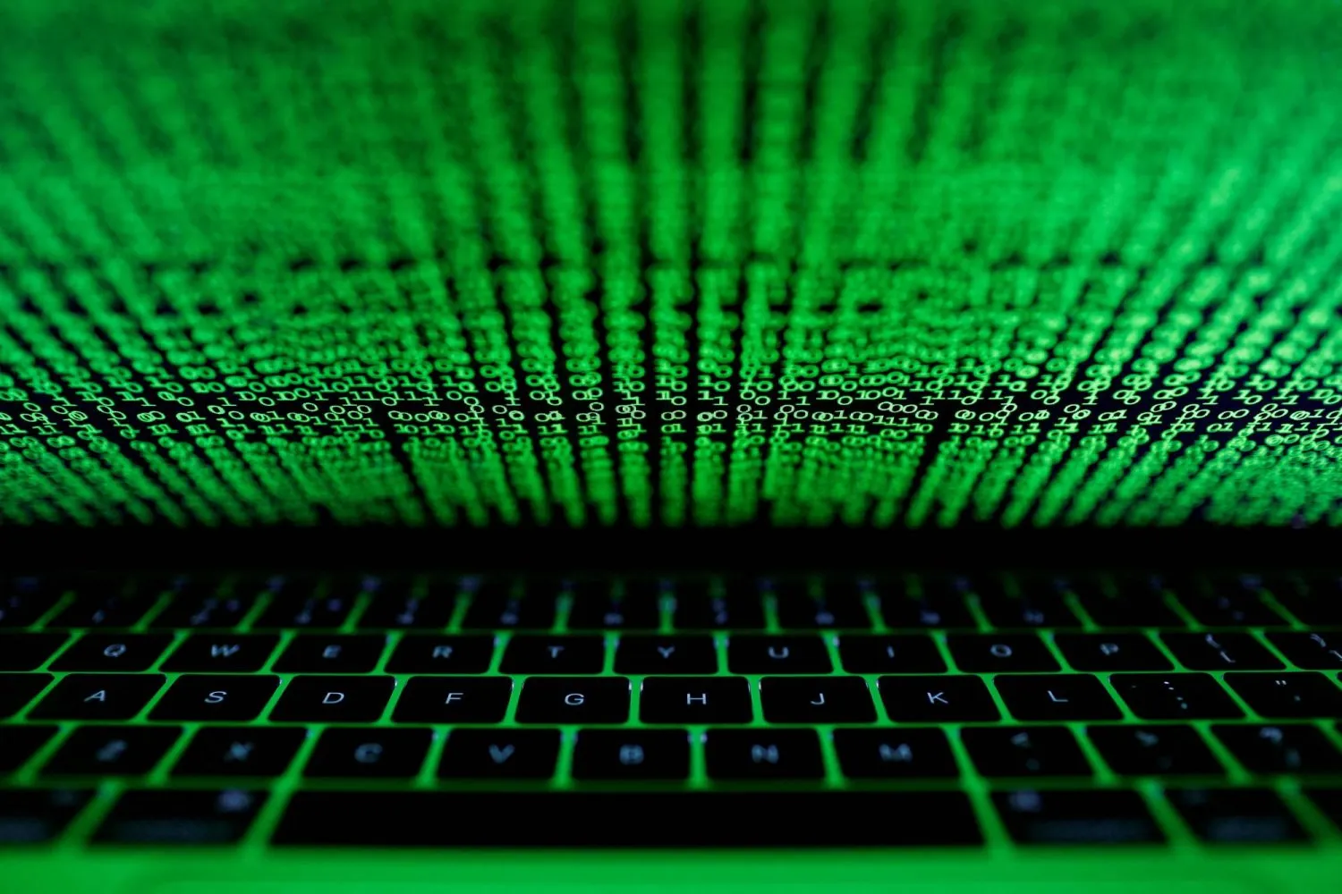 Elektronik bir sembolle aydınlatılmış bir bilgisayar klavyesi 1 Mart 2017 tarihinde çekilen bu resimde gösteriliyor (Reuters)