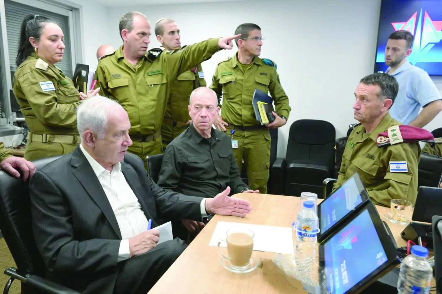 رئيس الوزراء الإسرائيلي بنيامين نتنياهو ووزير الدفاع يوآف غالانت في جلسة لتقييم أمني بمقر الجيش الإسرائيلي في 8 أكتوبر (د.ب.أ)