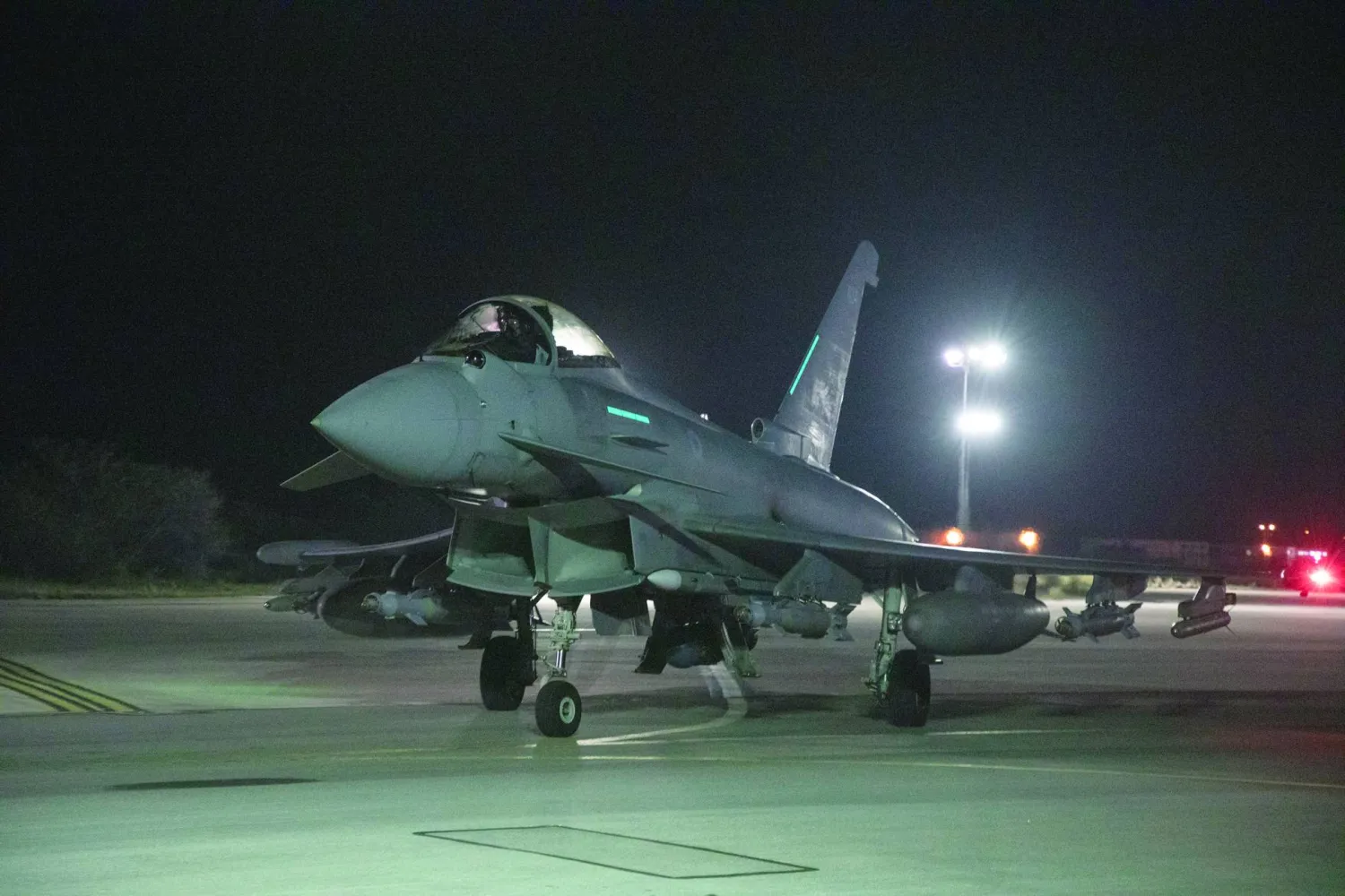 مقاتلة بريطانية من طراز «تايفون» تستعد للإقلاع من قاعدة في قبرص في مهمة ضد الحوثيين في اليمن (أ.ب)