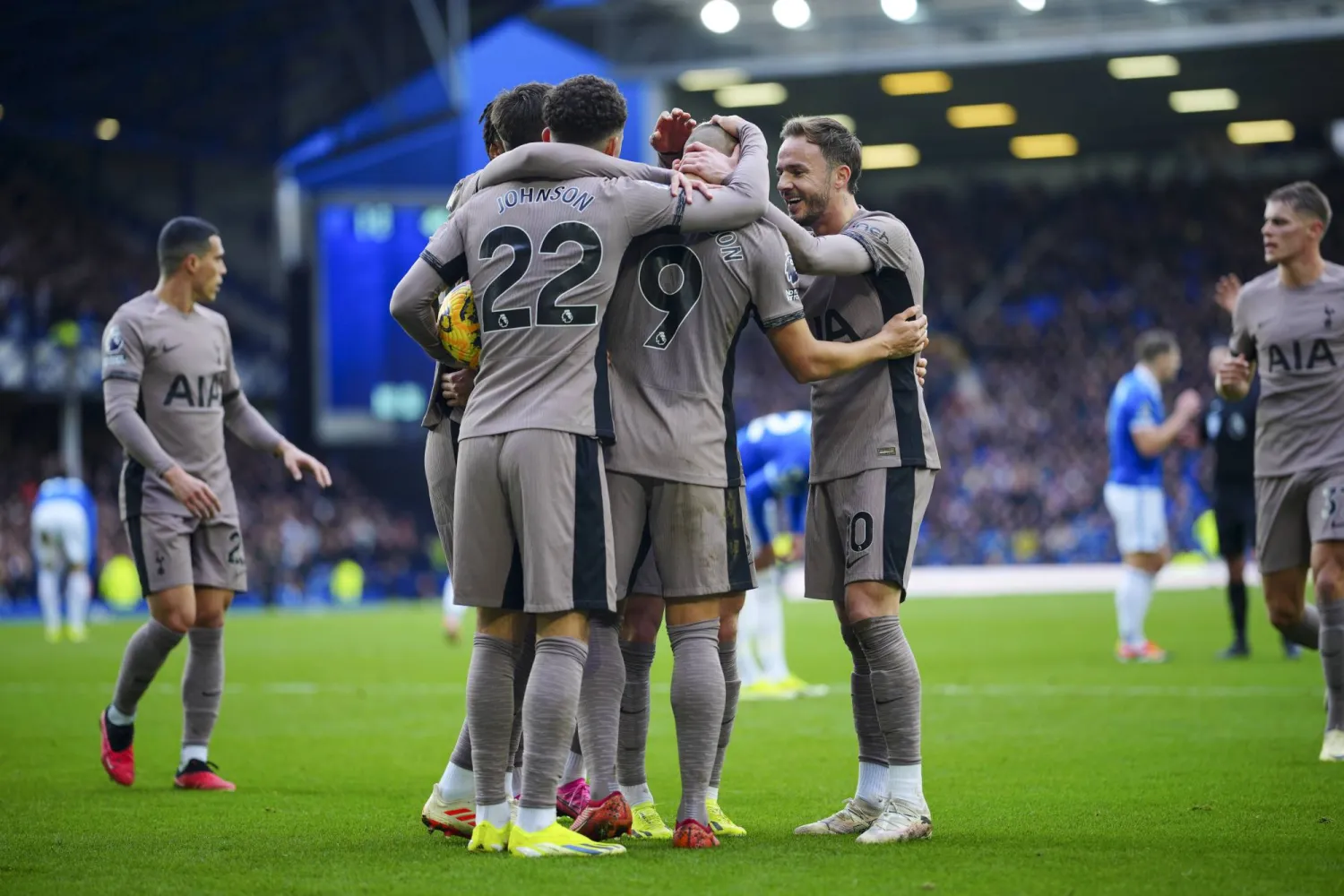 ريتشارليسون لاعب توتنهام يحتفل مع زملائه بعد تسجيله الهدف الثاني لفريقه (أ.ب)