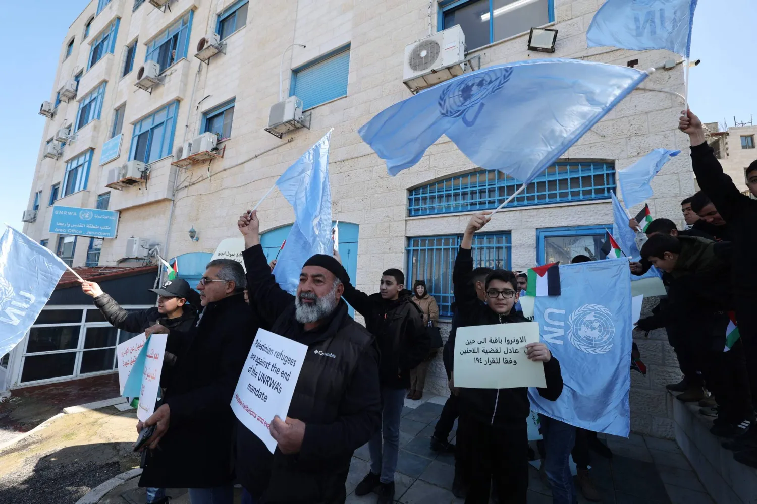 فلسطينيون يحتجّون على تجميد تمويل «الأونروا» خلال تجمع حاشد خارج مكاتب الوكالة الرئيسية في رام الله بالضفة الغربية (أ.ف.ب)