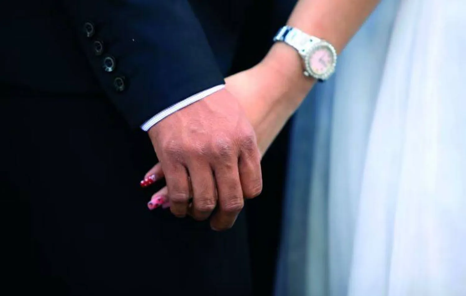 هناك حاجة إلى «نظام غذائي متوازن» من المودة من أجل الحصول على علاقة زوجية ناجحة (رويترز)