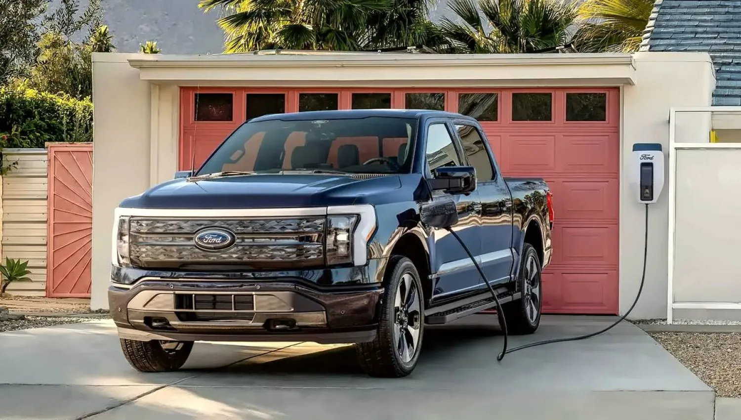 سيارة كهربائية تابعة لشركة «فورد» موصلة بكابل شحن (من شركة فورد)