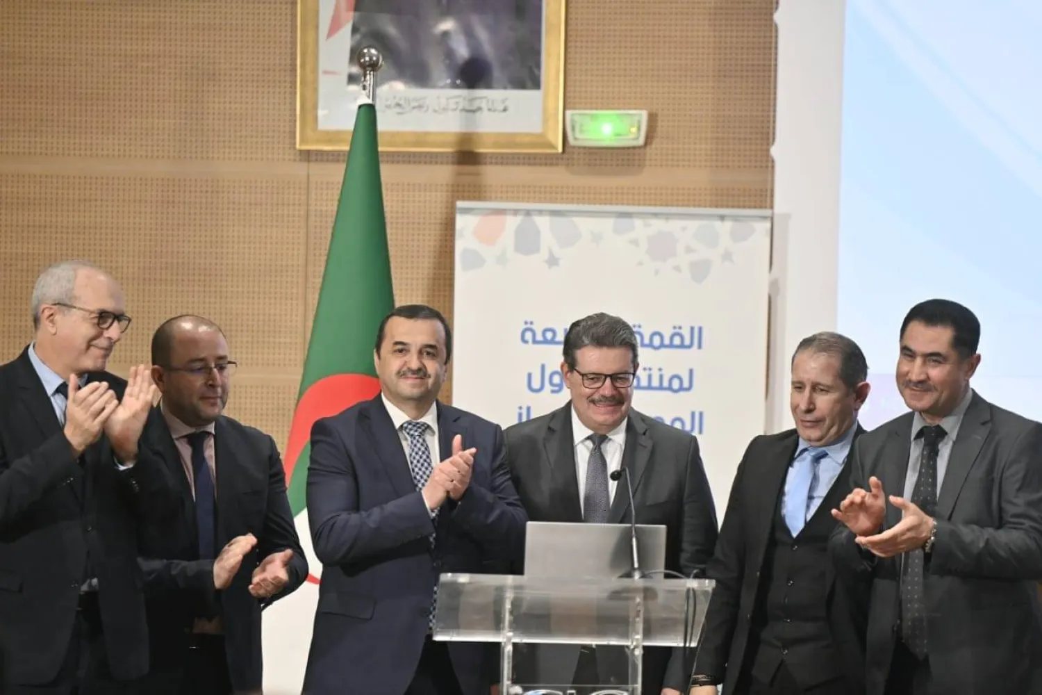 الوزراء الجزائريون وأمين عام منتدى مصدري الطاقة في اجتماعهم أمس الثلاثاء (وزارة الطاقة)