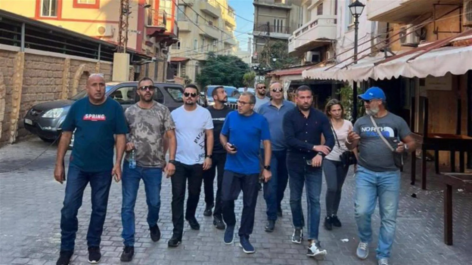 باسيل متجولاً في شوارع طرابلس خلال زيارة سابقة له إلى المدينة (إعلام التيار)