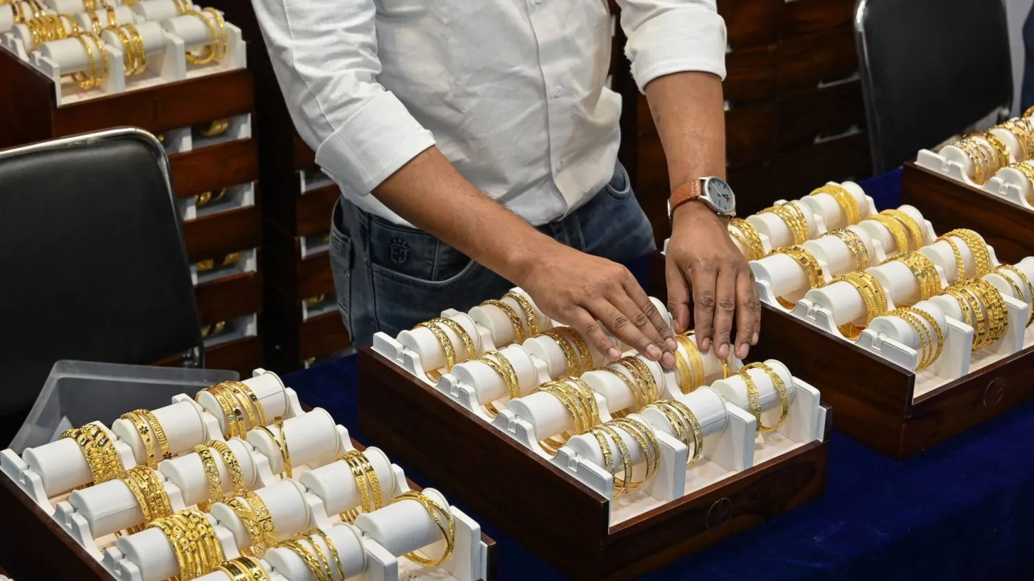 سجلت أسعار الذهب بمصر مستويات قياسية في وقت سابق بسبب ارتفاع سعر «دولار السوق السوداء» (أ.ف.ب)