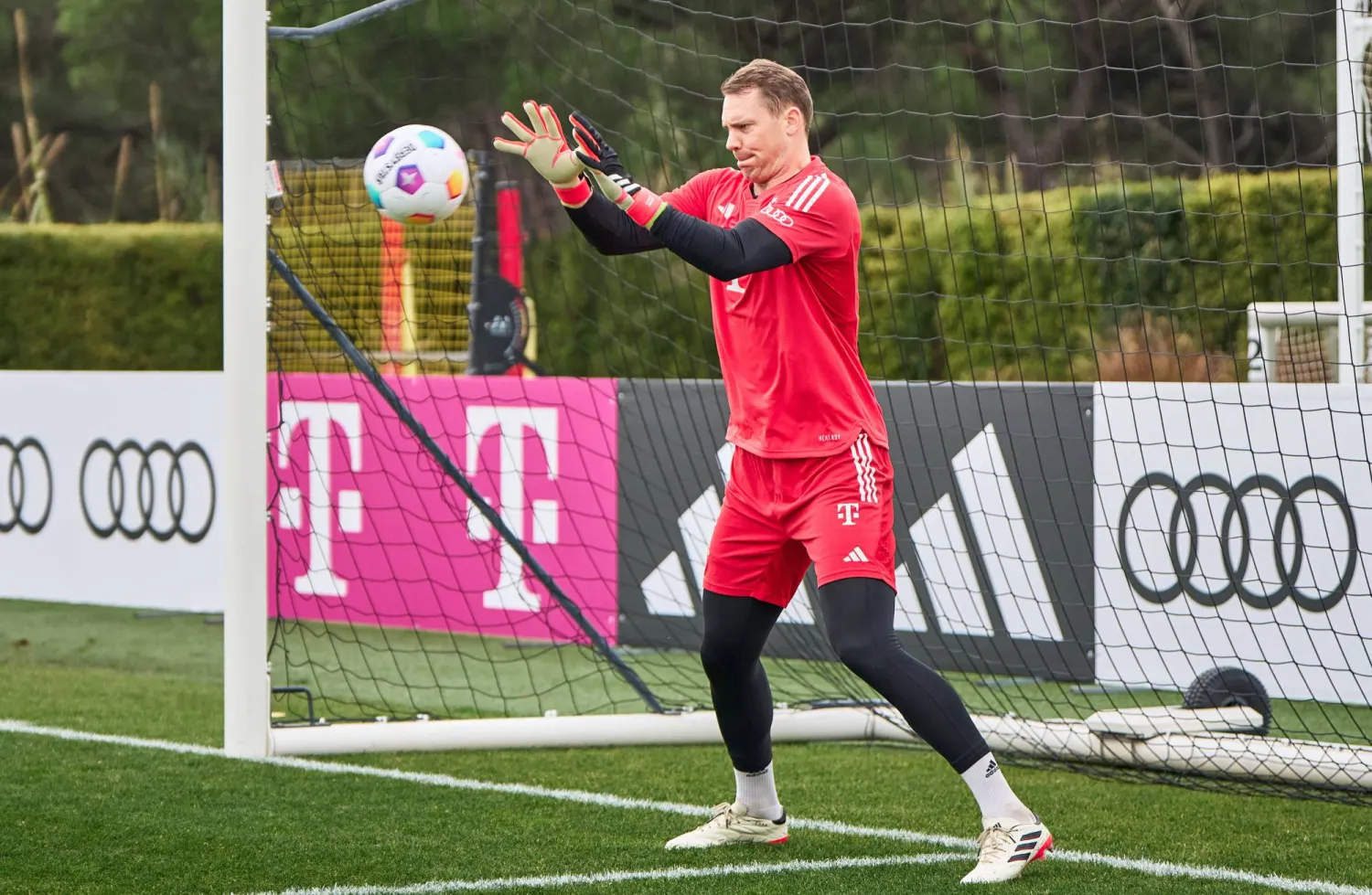 مانويل نويل خلال التدريبات (د.ب.أ)