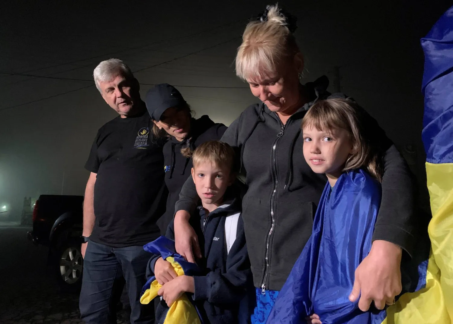 سفيتلانا ريابتسيفا تعانق طفليها أنجلينا (10 سنوات) وأولكسندر (9 سنوات) بعد عودتهما إلى أوكرانيا من الأراضي المحتلة من روسيا عبر الحدود مع بيلاروسيا بمنطقة فولين الأوكرانية 3 سبتمبر 2023 (رويترز)