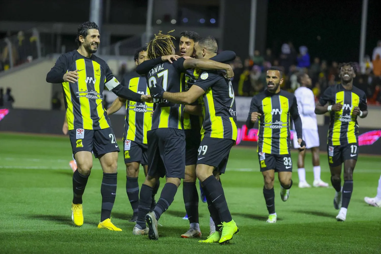 لاعبو الاتحاد يحتفلون بهدف الغامدي في شباك الطائي (تصوير: سعد الدوسري)