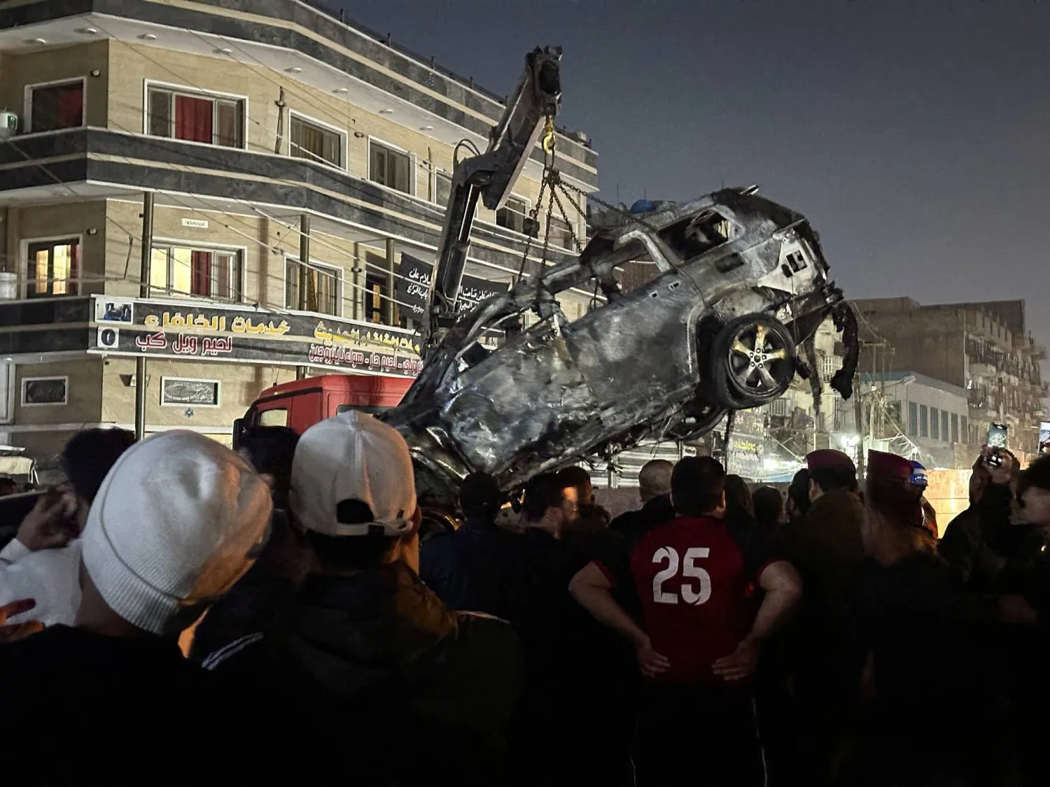 Bağdat’taki saldırı sonrası hurdaya dönen bir araç kaldırıldı (Reuters)