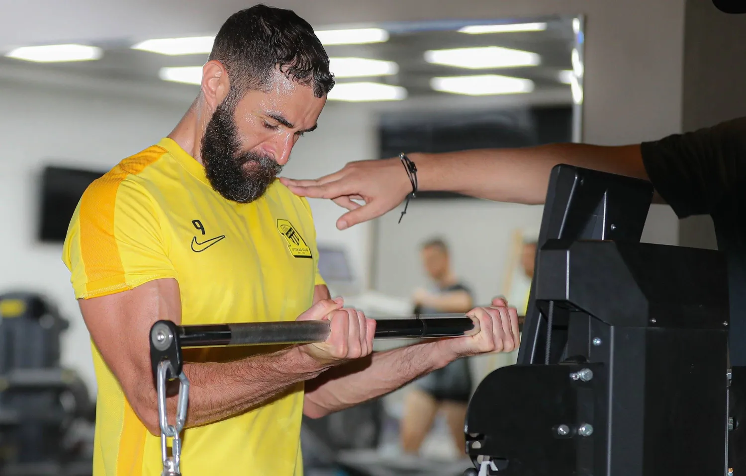 بنزيمة يجري تدريبات الحديد في مقر نادي الاتحاد (نادي الاتحاد)