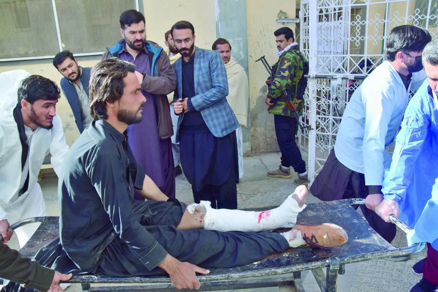 نقل أحد المصابين إلى المستشفى عقب انفجار استهدف بلدة قلعة سيف الله (أ.ب)