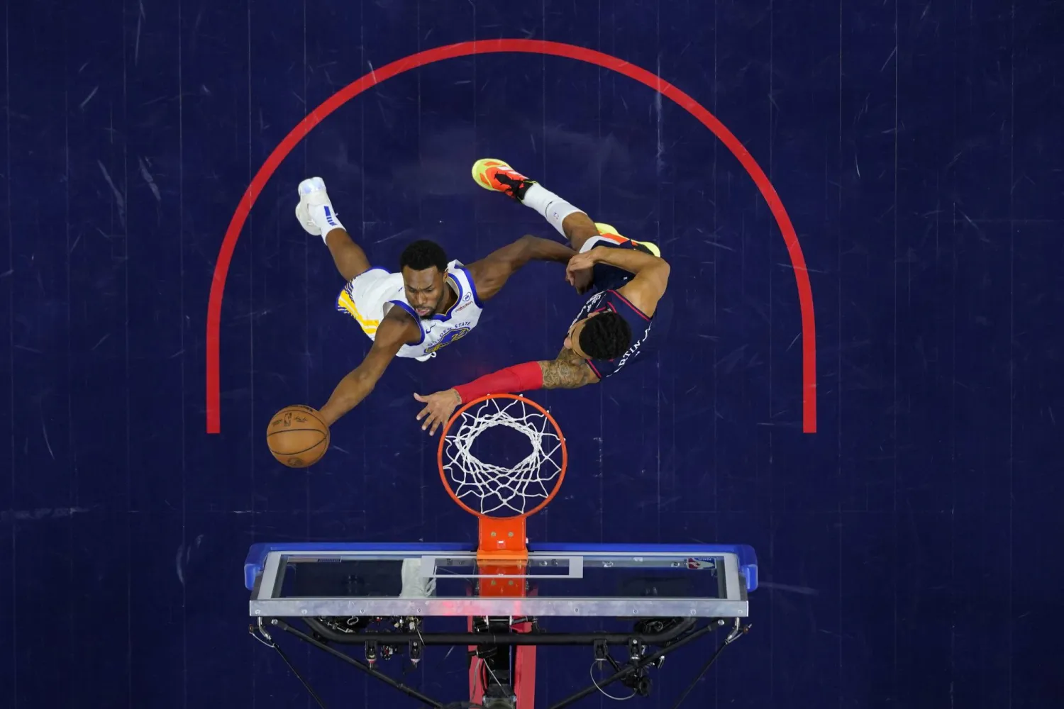 غولدن ستايت ووريرز حقق فوزه الثاني توالياً خارج أرضه (أ.ب)