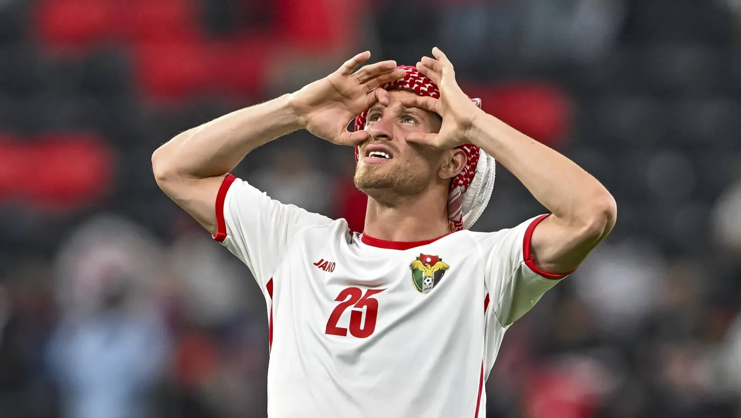 هكذا احتفل أنس حمّاد لاعب الأردن ببلوغ نهائي «كأس آسيا» (إ.ب.أ)