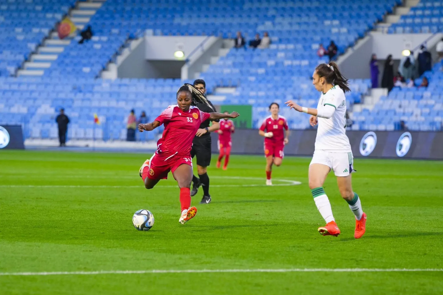 سيدات القادسية خطفن الأنظار في منافسات كرة القدم السعودية (نادي القادسية)