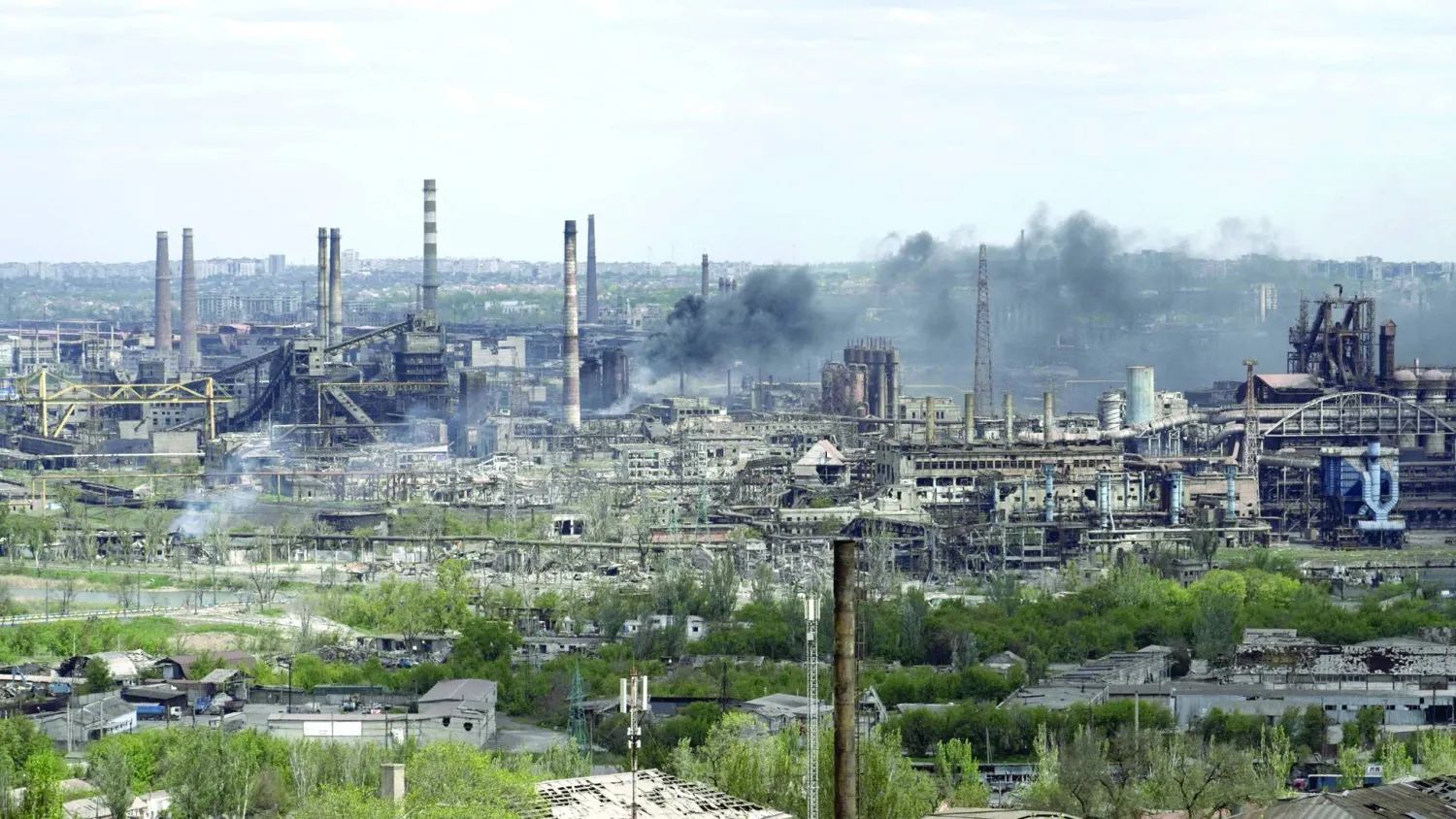 تعرضت المدينة المحاصَرة ماريوبول طوال شهرين لوابل من القذائف (أ.ف.ب)