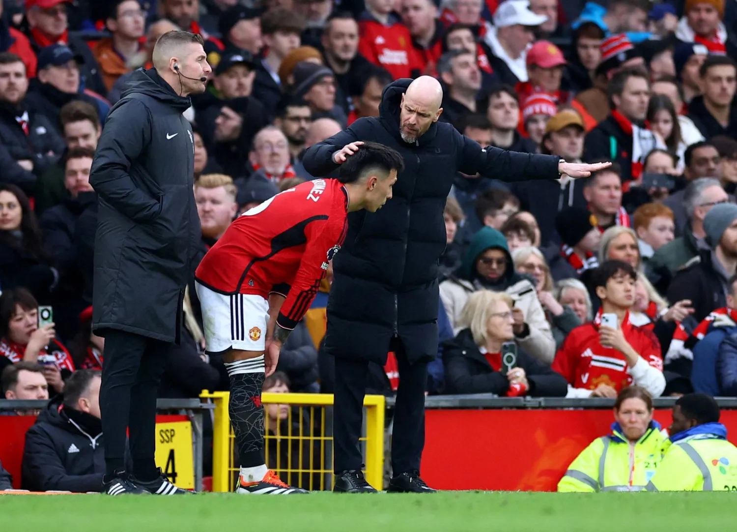 تن هاغ أمام مشكلة جديدة بسبب غياب مارتينيز لمدة 8 أسابيع بعد إصابته في مواجهة وستهام (رويترز)