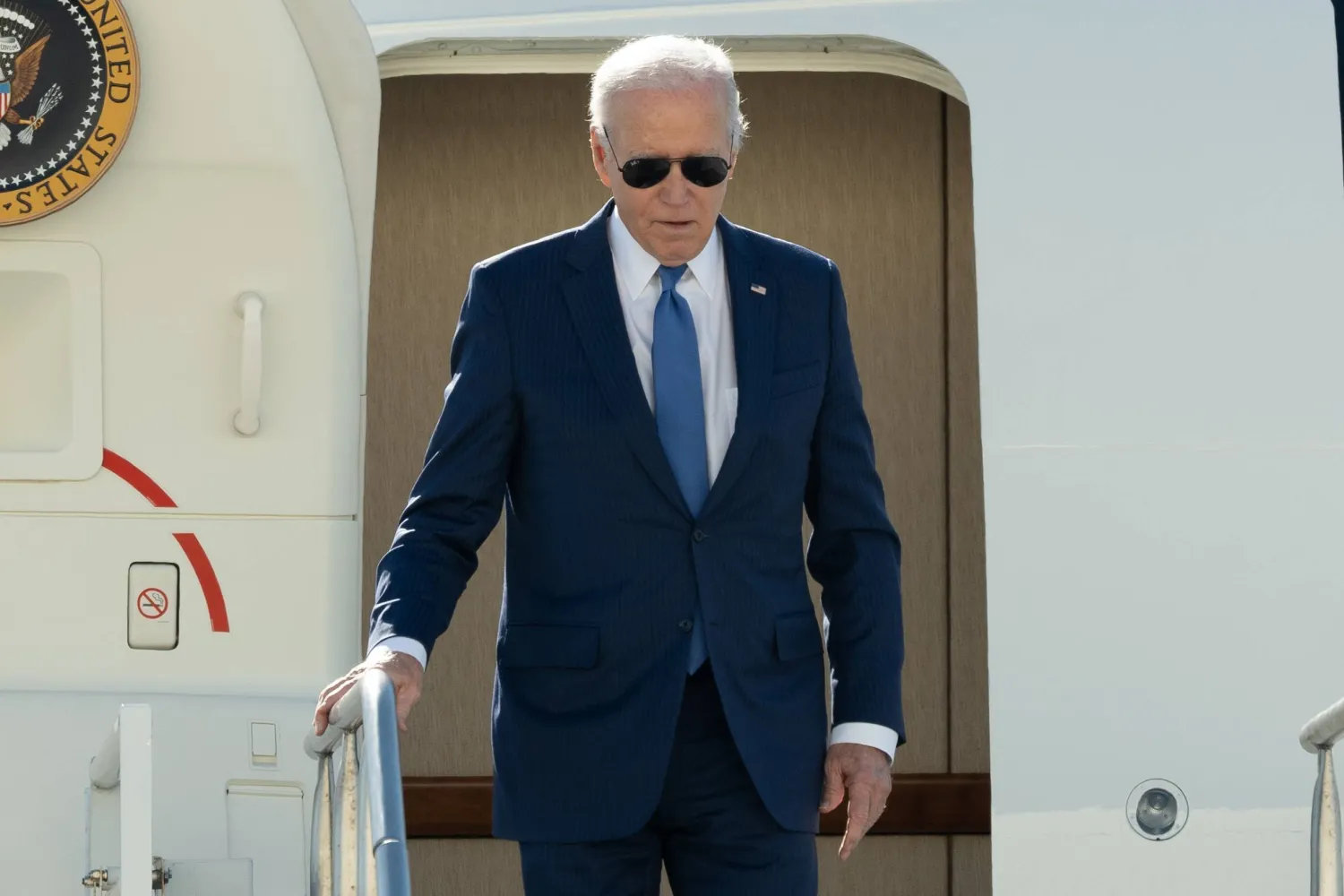 07 February 2024, US, New York: US President Joe Biden leaves Air Force One upon arrival at John F. Kennedy International Airport in Queens, New York. Photo: Derek French/SOPA Images via ZUMA Press Wire/dpa