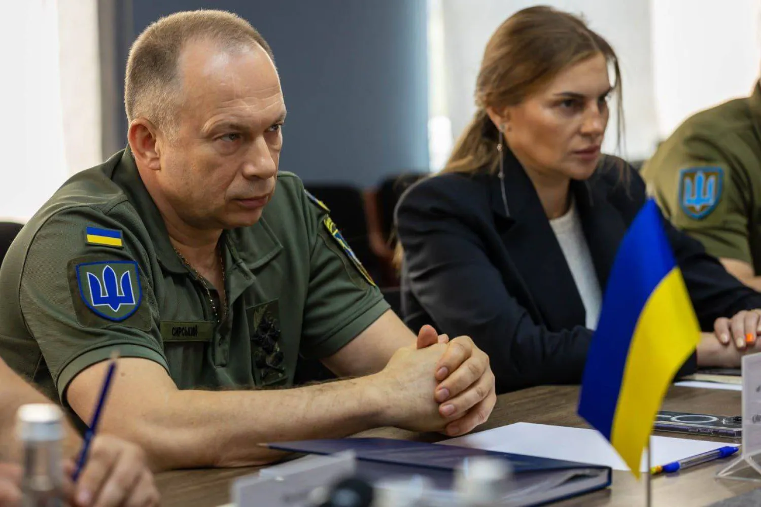 أولكسندر سيرسكي القائد العام للقوات المسلحة لأوكرانيا خلال اجتماع مع وفد من وزارة الدفاع الألمانية (قناة رئيس الإدارة العسكرية لإقليم دنيبروبتروفسك سيرهي ليساك على تلغرام)