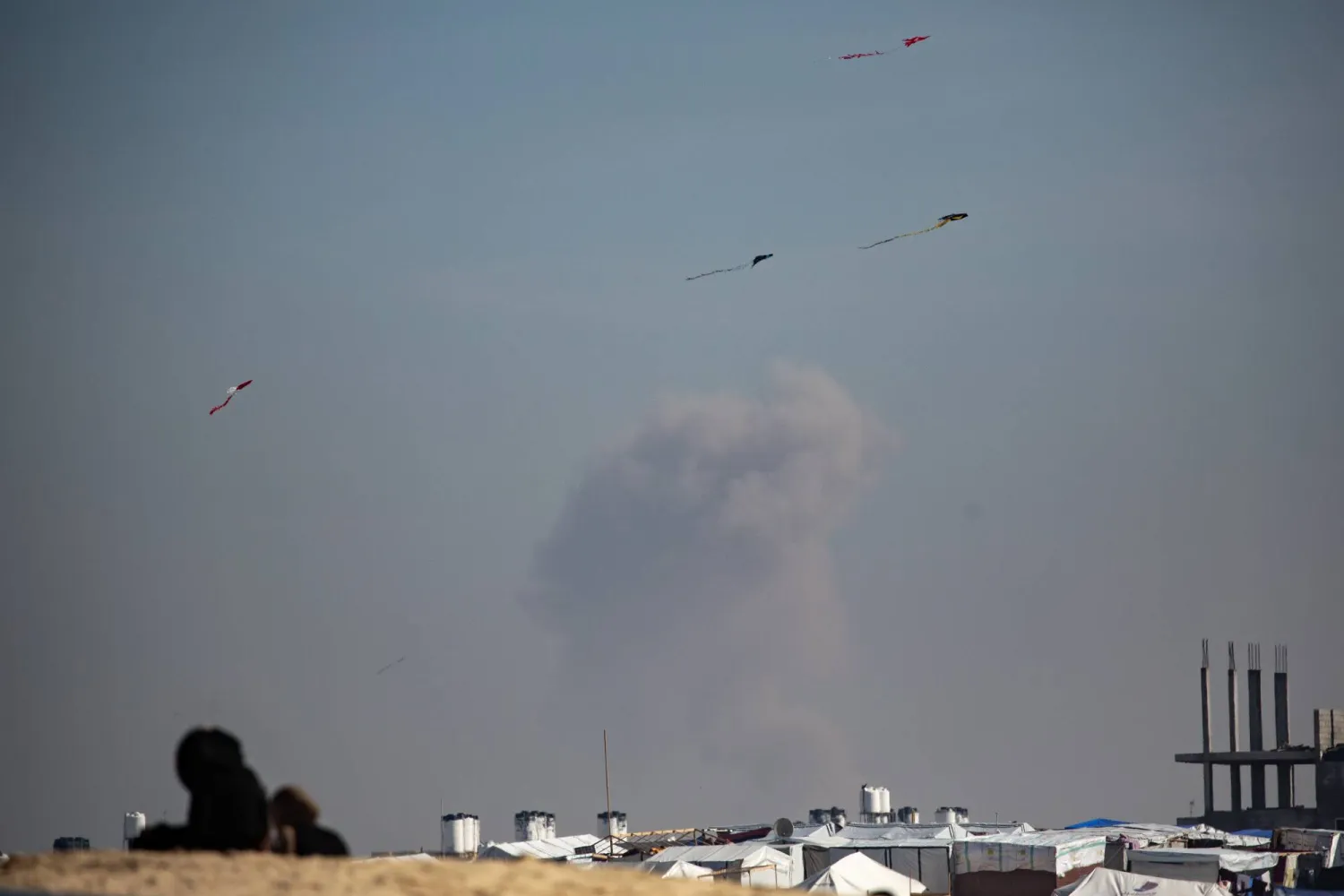 دخان يتصاعد من غارة جوية إسرائيلية على جنوب قطاع غزة في 8 فبراير 2024 (إ.ب.أ)