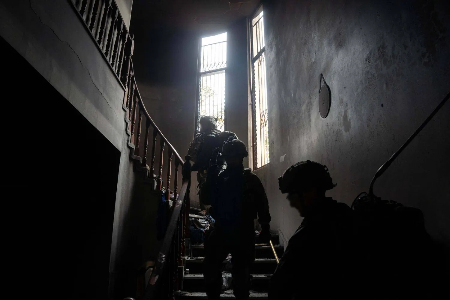 جنود إسرائيليين خلال مداهمة أحد المنازل في غزة (موقع الجيش الإسرائيلي)