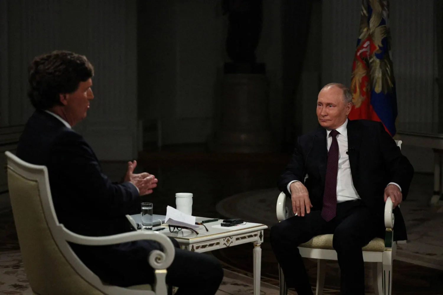 Rusya Devlet Başkanı Vladimir Putin, 6 Şubat 2024'te Rusya'nın Moskova kentinde, ABD’li TV sunucusu Tucker Carlson ile röportaj gerçekleştirdi. (Reuters)