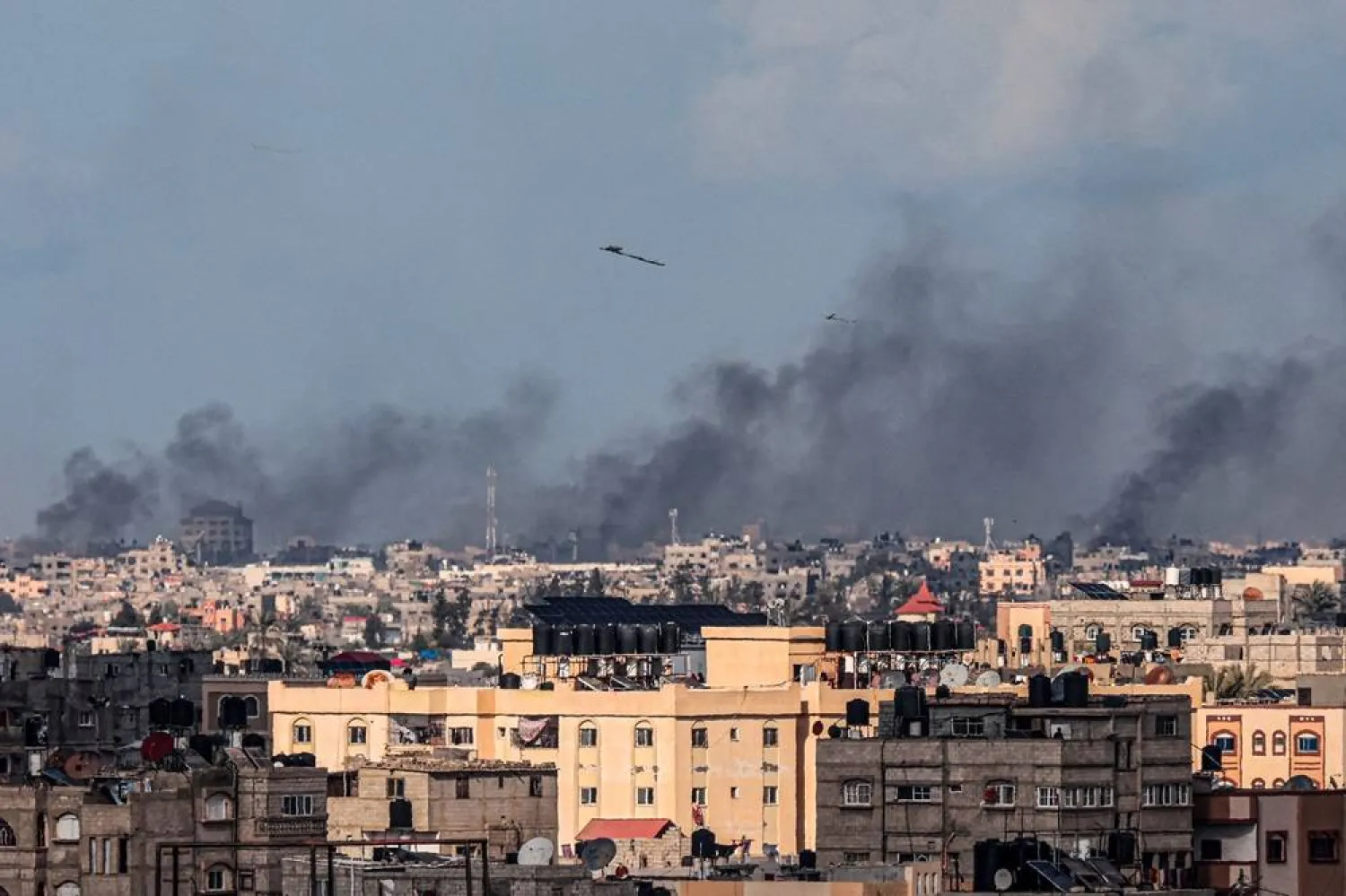  Kites are flown over Rafah as smoke billows during Israeli bombardment over Khan Younis in the southern Gaza Strip on February 9, 2024, amid continuing battles between Israel and the Palestinian militant group Hamas. (AFP)