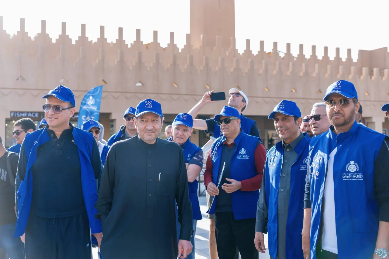 نائب وزير الخارجية السعودي يتقدم المشاركين في مسيرة «كات ووك» بالرياض (واس)