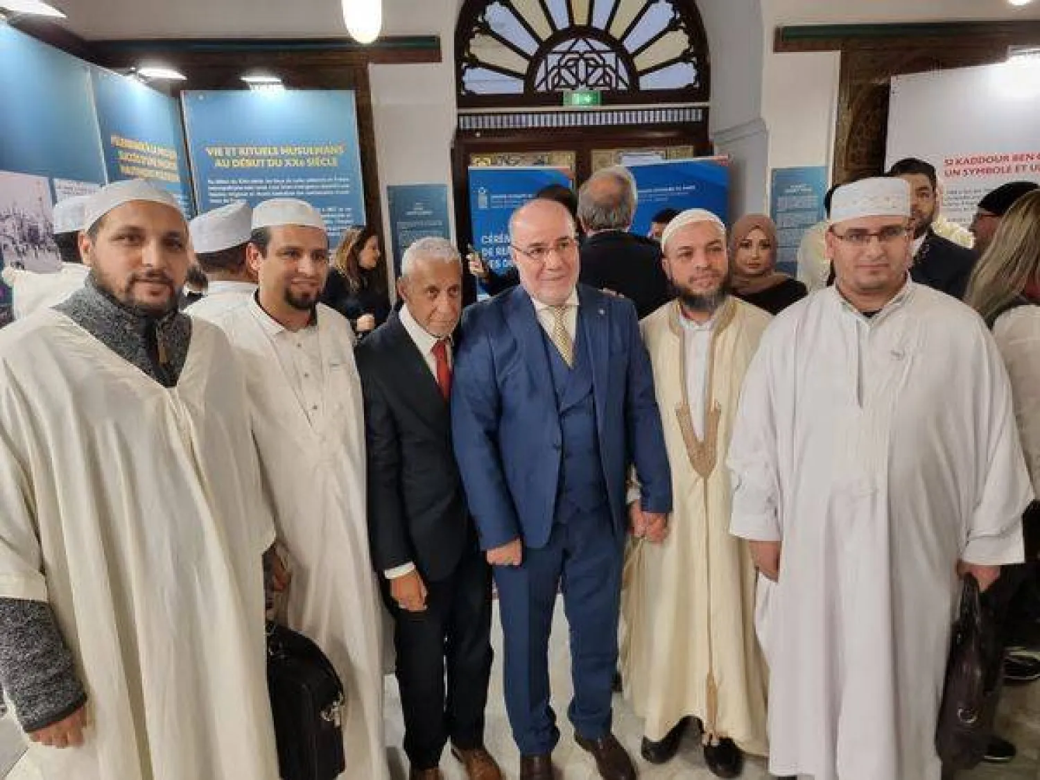 وزير الشؤون الدينية الجزائري مع أئمة جزائريين بمسجد باريس (الشرق الأوسط)