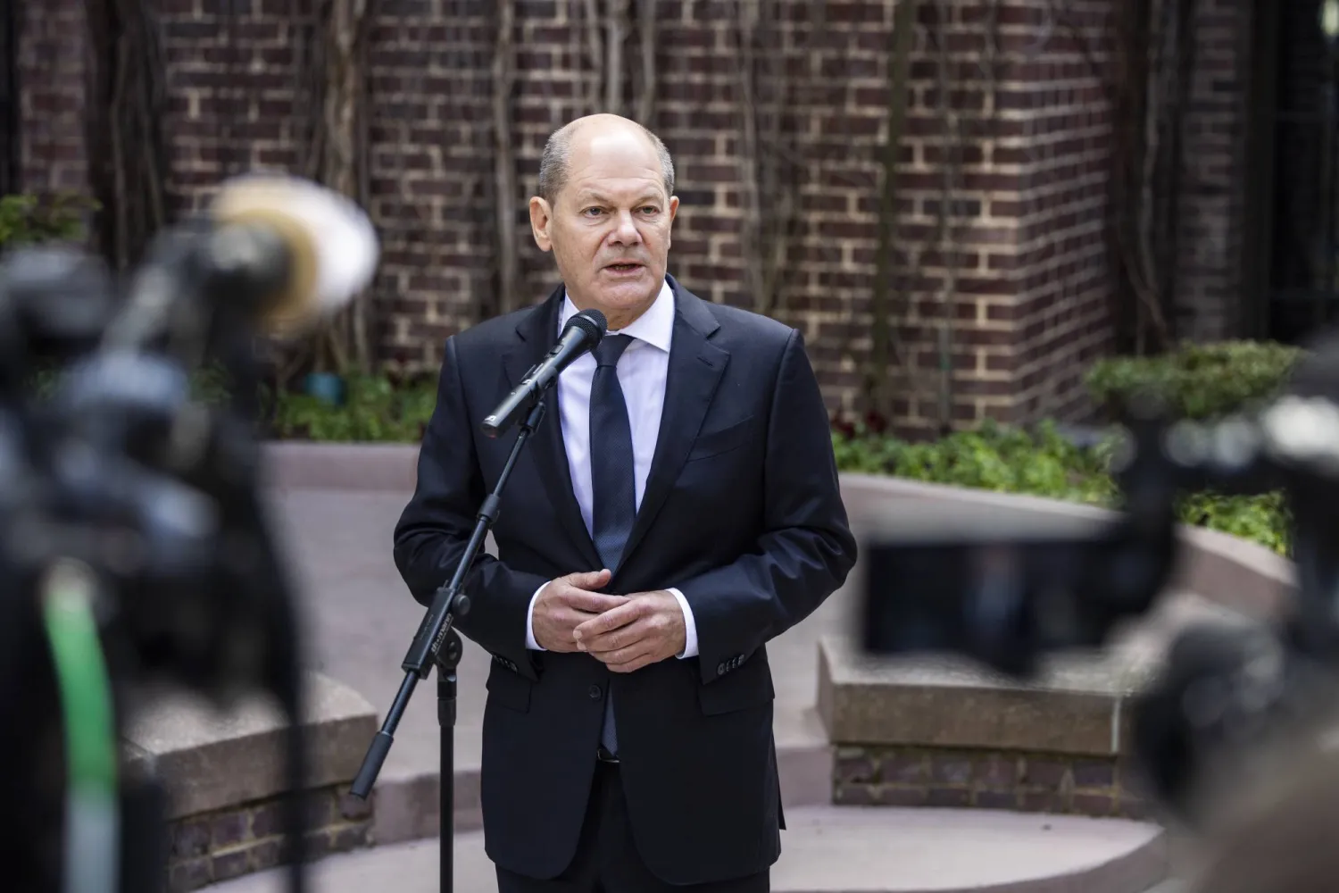 المستشار الألماني أولاف شولتس يتحدث للصحافيين في واشنطن (إ.ب.أ)