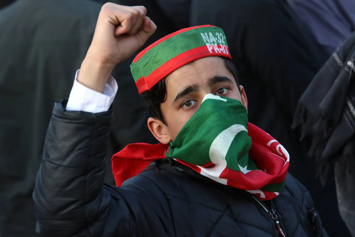 أحد الموالين لرئيس الوزراء السابق المسجون عمران خان خلال الانتخابات في باكستان (إ.ب.أ)