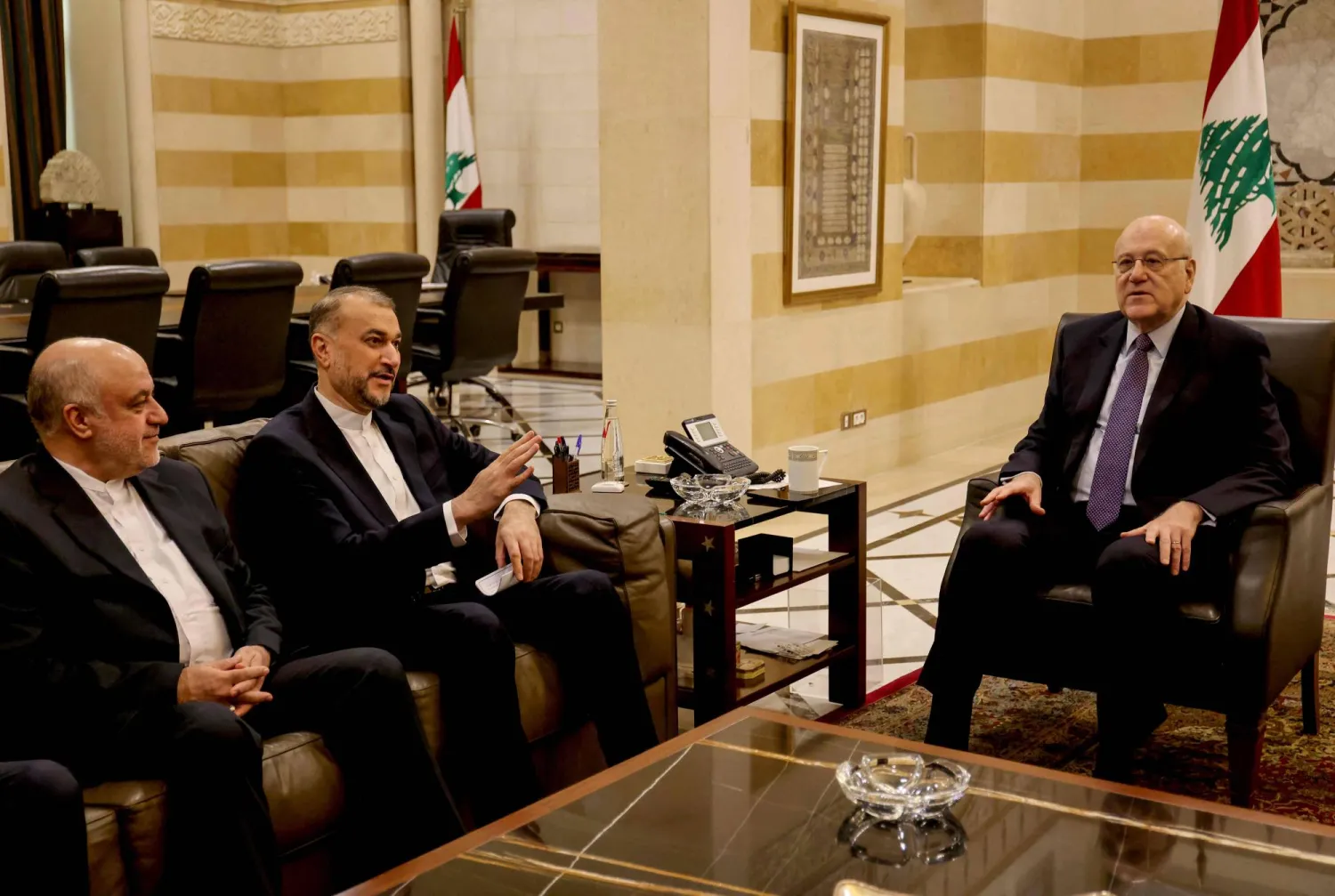 وزير خارجية إيران حسين أمير عبداللهيان يلتقي رئيس الحكومة اللبنانية نجيب ميقاتي (أ.ف.ب)