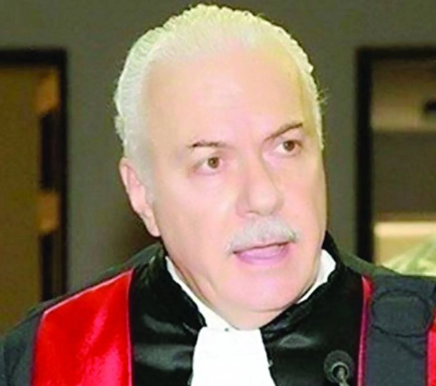 القاضي غسان عويدات... هل يفتح تقاعده الباب أمام أزمة جديدة في لبنان؟ (أرشيف الشرق الأوسط)