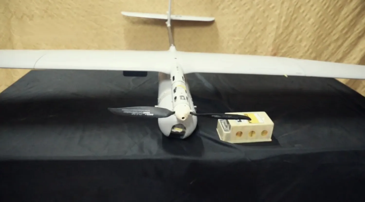 طائرة مسيرة إسرائيلية من طراز «سكاي لارك» سيطرت عليها «كتائب القسام» خلال المعارك في غزة (من فيديو لـ«كتائب القسام»)