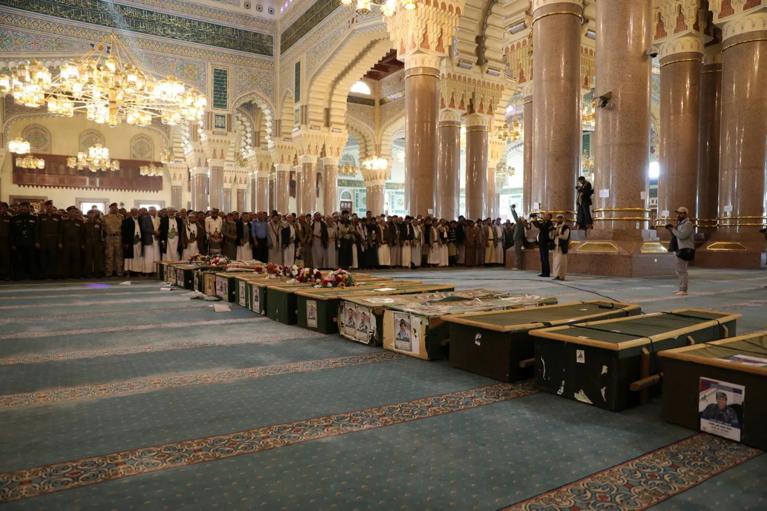 Husiler, ABD-İngiliz saldırılarında öldürüldüğünü söyledikleri 17 üyesi için dün Sana'da cenaze töreni düzenledi (Reuters)