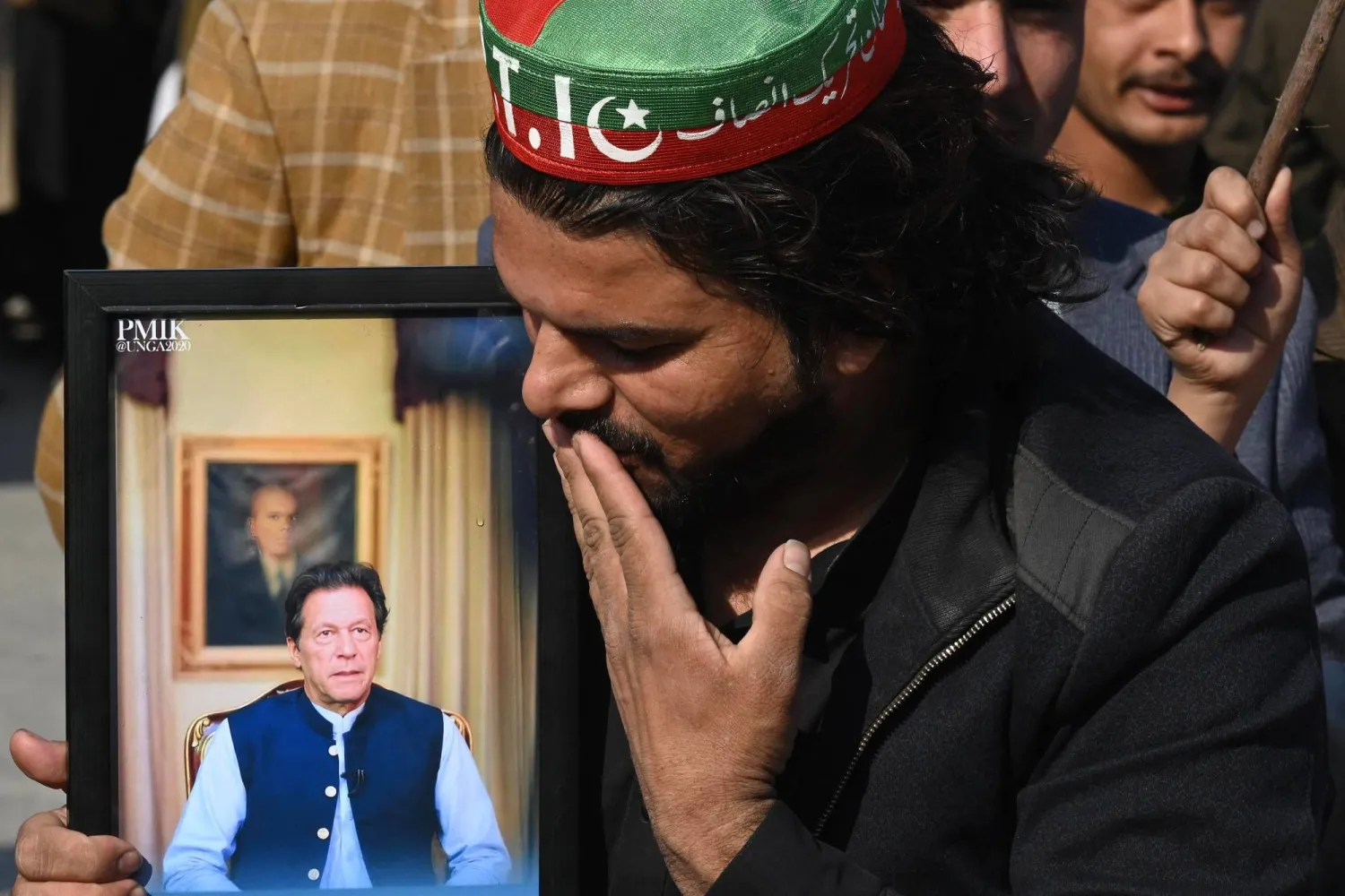 أحد أنصار عمران خان يشارك في مظاهرة داعمة له في بيشاور السبت (أ.ف.ب)