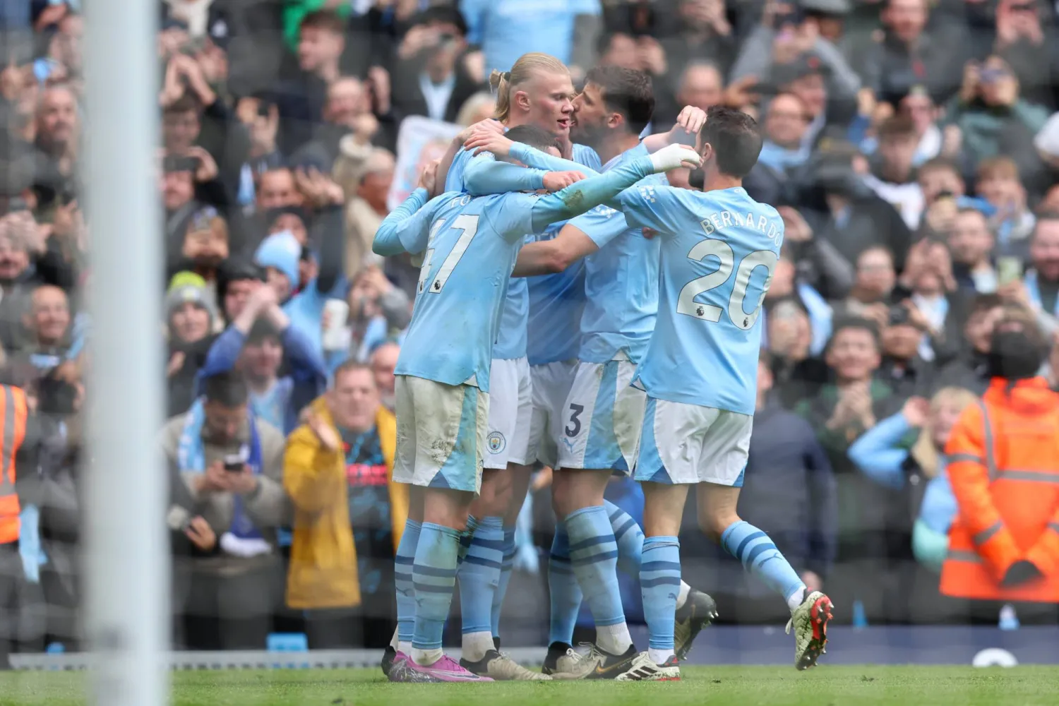 فرحة لاعبي مانشستر سيتي بأحد هدفي هالاند (إ.ب.أ)